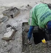 Erciş Belediyesi'nden mazgal ve yağmur suyu ızgaralarına bakım çalışması