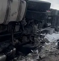 Erciş'te tır şarampole yuvarlandı