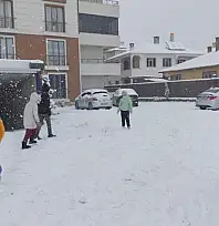 Erciş'te vatandaşların kar sevinci