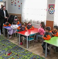 Erdem, öğrencilerin karne sevincine ortak oldu