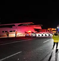 Erzurum'da yat yüklü tır karayolunu kapattı