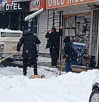 Esnaflar dükkan önlerini kaldırımları temizledi