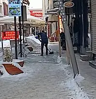Esnaflar kaldırımlardaki buzları kendi imkânlarıyla temizliyor