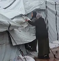 Gazze'de yerinden edilen Filistinlilerin çadırlarını su bastı