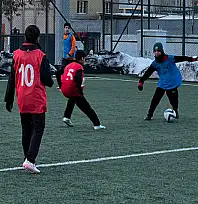 Geleceğin yıldızları İpekyolu futbol sahasında şekilleniyor