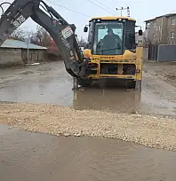 Gündoğdu Mahallesi'nde yol bakım onarım çalışması