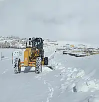 Gürpınar'da karla mücadele çalışmaları sürüyor