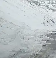 Hakkari-Çukurca yoluna düşen çığlar temizlendi