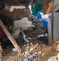 Hakkari'de bir evin üzerine kaya düştü