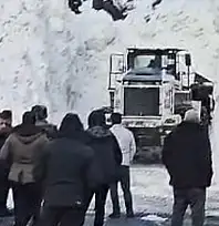 Hakkâri'de çığ alarmı: Van ve Şırnak yolu kapanıp yeniden açıldı