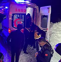Hakkari'de karda mahsur kalan ambulansa belediye ekiplerinden destek