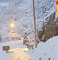 Hakkari'de karla mücadele ekibi gece kar mesaisinde