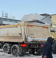 Hakkari'de tonlarca kar şehir dışına taşınıyor