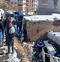 Hakkari'de VEDAŞ personelini taşıyan kamyonet şarampole yuvarlandı