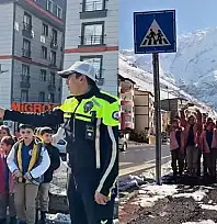 Hakkari polisinden öğrencilere uygulamalı trafik eğitimi