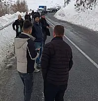 Hakkari-Van kara yoluna çığ düştü