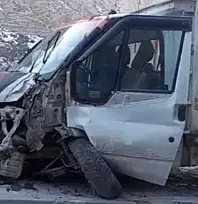 Hakkari-Van kara yolunda kontrolden çıkan kamyonet direğe çarptı