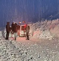 Hakkari-Van yolunda iki çığ arasında kalan 5 araç kurtarıldı