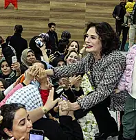 Hülya Koçyiğit Van'da sevenleriyle buluştu