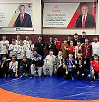 İpekyolu'nun genç güreşçileri Van'da madalyaları topladı