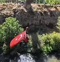 JAK timinden Muradiye Şelalesi'nde bayraklı kutlama