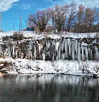 Kanyonda oluşan metrelerce boydaki buz sarkıtları görsel şölen sunuyor