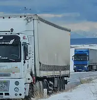 Kar ve buzlanma nedeniyle onlarca araç yolda kaldı