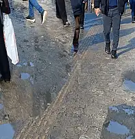 Kar yağışı sonrası kaldırımlarda su birikintileri oluştu