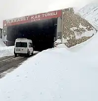 Karabet Geçidi'nde kar kalınlığı 164 santimetreye ulaştı