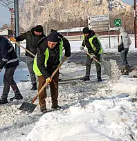 Karla mücadele kahramanları zorlu şartlarda görev başında