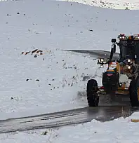 Kırsal mahallelerde kardan dolayı kapanan yollar ulaşıma açıldı