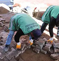 Kışla Caddesi'nde parke taşı döşeme çalışması
