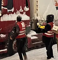 Kızılay'dan Tendürek Geçidi'nde sürücülere sıcak destek