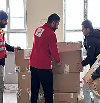 Kızılay Muradiye Şubesi, ihtiyaç sahibi öğrencilerin yanında