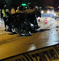 Kontrolden çıkıp ağaca çarpan otomobil alev aldı: 1'i ağır 2 yaralı