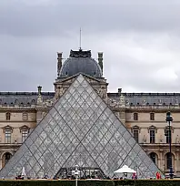 Louvre Müzesi'nde su sızıntısı