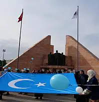 Mavi beyaz balonlarla Doğu Türkistan'ın sesi oldular