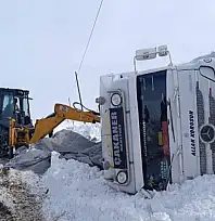Muradiye'de gizli buzlanmadan dolayı tır devrildi