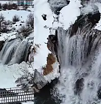 Muradiye Şelalesi güzelliğiyle mest ediyor
