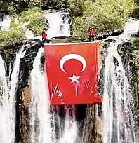 Muradiye Şelalesi'nde Türk bayrağı dalgalandı