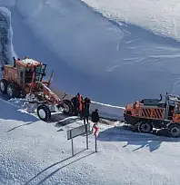 Muş-Kulp karayolu yoğun kar ve tipi sonrası yeniden trafiğe açıldı