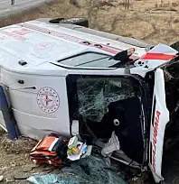 Muş'ta ambulans devrildi: 3 yaralı
