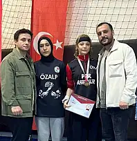 Özalplı öğrenci bilek güreşinde Türkiye üçüncüsü oldu