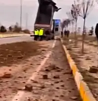 Patnos'ta damperi açık kalan tır kemere çarptı