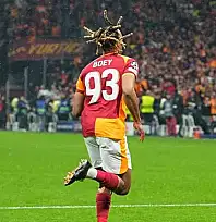 Sacha Boey ilk golünü attı