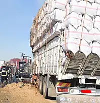 Saman yüklü araçta 11 düzensiz göçmen yakalandı