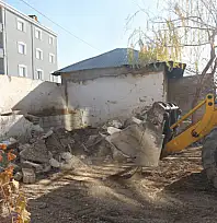 Şemsibey Mahallesi'nde ahır yıkımı ve enkaz temizliği