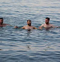 Sıcaktan bunalanlar Van Gölü'nde yüzerek serinliyor