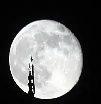 Şişkin ay görsel şölen sundu