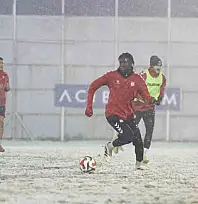 Sivasspor kar altında çalıştı